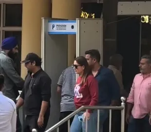 Potret Keluarga Saif Ali Khan Bergantian Jenguk ke Rumah Sakit, Sang Aktor Kini Sudah Keluar dari ICU 