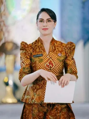 Potret Keseruan Arumi Bachsin Saat Pilih Batik