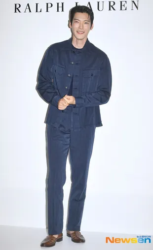 Potret Kim Woo Bin di Photocall Ralph Lauren, Pesona Suami Shin Min Ah