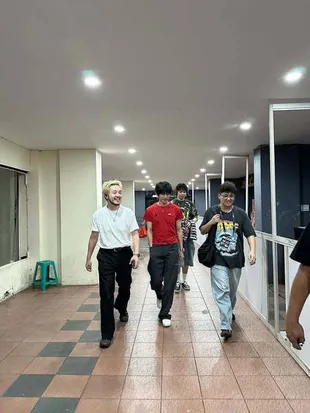 Potret Lee Seung Yoon di Jakarta, Melokal Foto Nyebrang Rel - Makan Iga Bakar