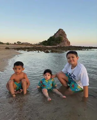 Potret Liburan Jessica Iskandar & Vincent Verhaag bareng Tiga Anak di Pantai Lombok