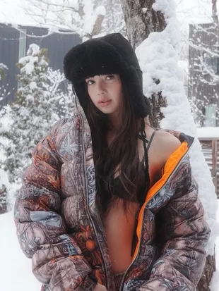 Potret Lisa BLACKPINK Foto Pakai Pakaian Terbuka di Tengah Salju, Tetap Cantik dan Stylish