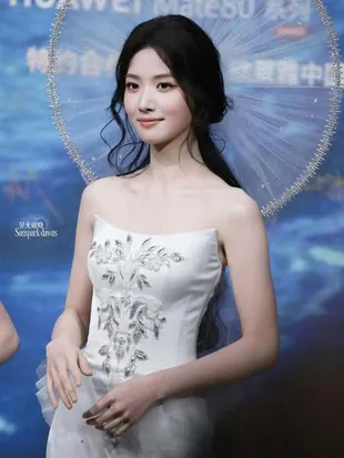 Potret Lu Yuxiao Tampil Menawan dan Nyentrik dengan Gaun Model Unik