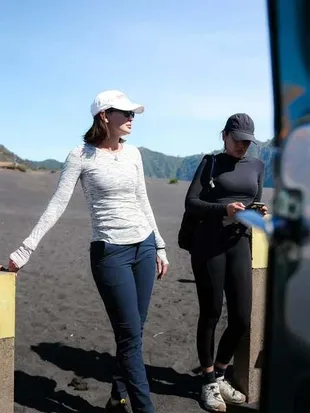 Potret Luna Maya Liburan Bareng Tim di Gunung Bromo, Kejar Sunrise - Naik Jeep