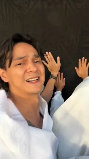 Potret Marcell Darwin Terharu dan Menangis Akhirnya Bisa Sentuh Ka’bah Saat Umrah