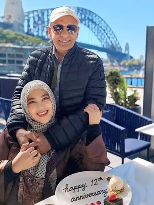 Potret Mark Sungkar & Santi Asokamala Rayakan Anniversary 12 Tahun