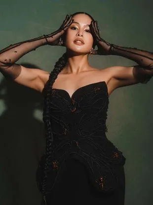 Potret Maudy Ayunda di Gala Premiere 'PARA PERASUK', Gaunnya Bertabur Ornamen Semut