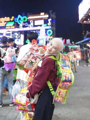 Potret Melody Asyik Jajan di PRJ, Bawa Tas Jumbo dan Penuh Camilan