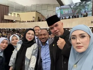 Potret Mulan Jameela & Ahmad Dhani di Rapat Paripurna DPR RI