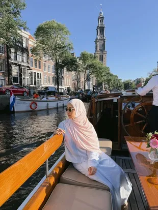 Potret Nikita Willy Sekeluarga Liburan di Belanda, Naik Perahu di Kanal Amsterdam