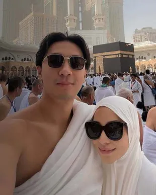 Potret Nikita Willy Umrah Bareng Suami di Bulan Ramadan, Ajak Adik dan Ipar Juga