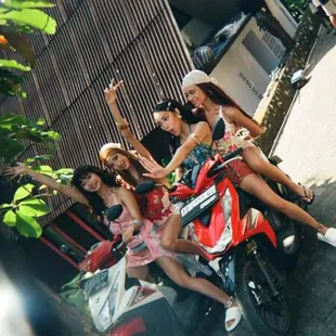 Potret no na Boncengan Naik Motor ke Pantai, Melokal di Bawah Terik Matahari