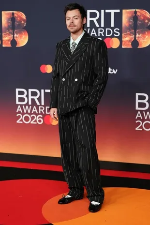 Potret Penampilan Harry Styles di BRIT Awards, Sepatu Curi Perhatian
