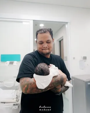 Potret Persalinan Lindi Fitriyana, Virgoun Siaga - Dijenguk Inara