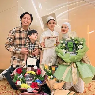 Potret Putra Sulung Cut Meyriska Wisuda TK, Gagah dan Tampan Disebut Mirip Al Ghazali