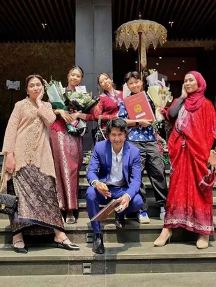 Potret Putri Agus Kuncoro Lulus SMA, Tampil Cantik Berkebaya di Momen Graduation Sekolah