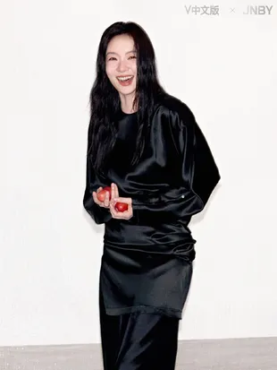 Potret Qi Xi Tampil dengan Gaya Smart Casual di Pemotertan V China Magazine x JNBY