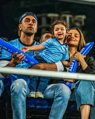 Potret Raha Kapoor Ikut Ranbir Kapoor dan Alia Bhatt Nonton Pertandingan Kriket di Stadion, Gemesin Banget