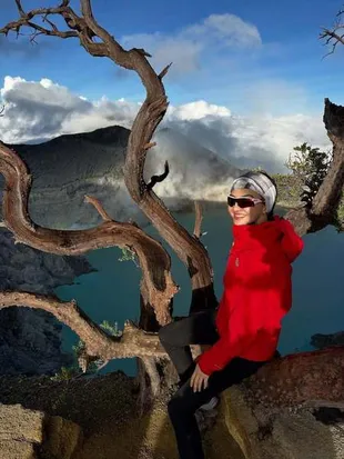 Potret Raline Shah Peluk Pohon, Ajak Jaga Hutan Indonesia