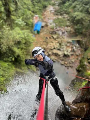 Potret Ria Ricis Canyoning di Air Terjun, Bikin Netizen Kagum