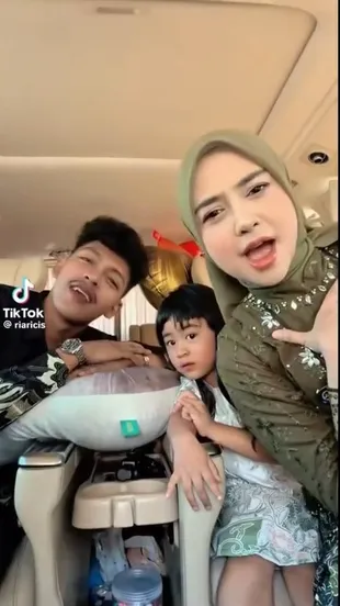 Potret Ria Ricis dan Hasan Toys Kondangan Bareng, Akrab dengan Moana