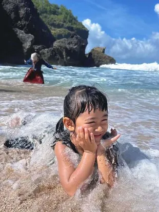 Potret Ria Ricis dan Moana Main Air di Pantai Jogja, Quality Time Nikmati Ombak