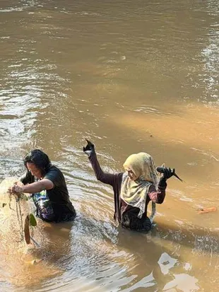 Potret Ria Ricis Ikut Turun ke Sungai Berantas Ikan Sapu-Sapu, Tangkap Sendiri Tanpa Gengsi