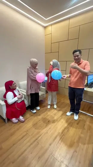 7 Potret Ricky Perdana dan Istri Lakukan Gender Reveal Sekaligus Pemeriksaan Rutin Calon Anak ke-3, Bahagia Banget