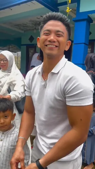 Potret Rizki DA Adakan Acara 4 Bulanan Kehamilan Istri, Jalani Siraman - Memecah Kelapa