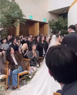 Potret Rose BLACKPINK Hadir di Pernikahan Staff, Outfit Kasual Bikin Visualnya Makin Cantik  