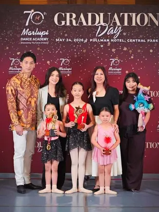 7 Potret Sarwendah Anak Wisuda Sekolah Balet, Ditemani Giorgio Antonio