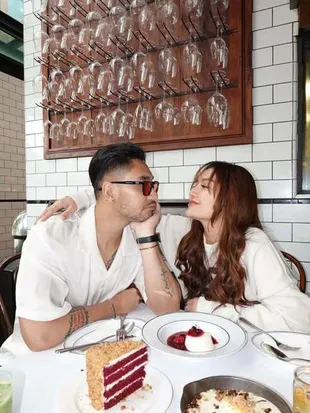 Potret Siti Badriah dan Krisjiana Mesra Bak Pacaran, Ngaku Jadi 'Istri ke-3' di Rumah