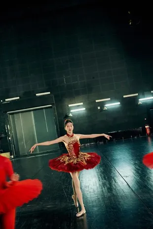 Potret Sun Qian Bagikan Momen saat Latihan Balet untuk CCTV Spring Festival Gala 2026 