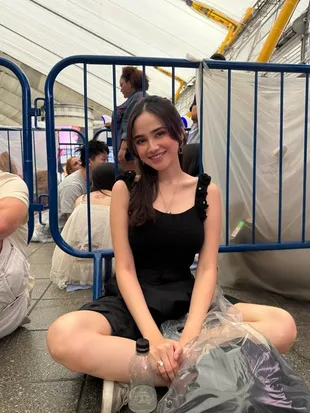 Potret Syifa Hadju Terbang ke London Nonton Konser Ariana Grande