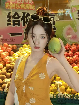 7 Potret Tan Yanyan Jajan Street Food, Tampilkan Pesona Natural dan Gaya Santai Elegan