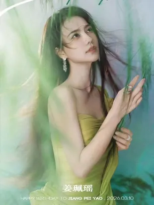 10 Potret Terbaru Jiang Peiyao, Menawan dengan Gaun Hijau