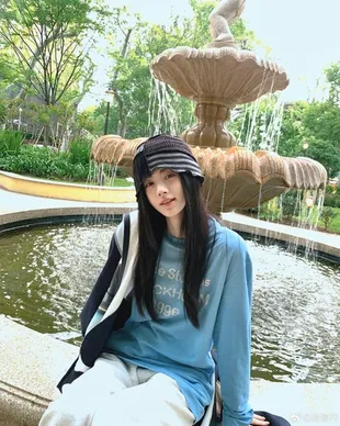 Potret Terbaru Ju Jingyi di Weibo, Tampilkan Pesona Natural hingga Glamour Minimalis yang Memikat