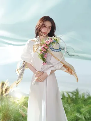 15 Potret Terbaru Liu Shishi yang Kini Usia 39 Tahun, Tampil Menawan