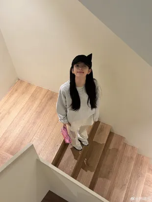 Potret Tian Xiwei di Update Weibo Terbaru, Jalan-Jalan Cantik di Seoul 