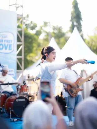 Potret Tissa Biani Manggung di Universitas Airlangga Surabaya