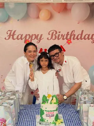 Potret Ulang Tahun Putri Poppy Sovia, Senang Dapat Kado Kadal Keren