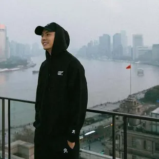 7 Potret William Chan yang Penuh Pesona Kharismatik, Lawan Main Zhao Lusi di LOVE’S AMBITION