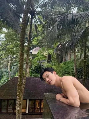 Potret Woo Do Hwan Lagi Liburan di Bali, Gaya Santainya Bikin Hati Meleleh 
