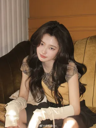 Potret Xu Ruohan Tampil Fun di Unggahan Terbaru dengan Gaya Natural dan Playful Chic