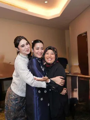 Potret Yasmin Napper Bersama Orangtuanya, Dapat Dukungan dalam Karier