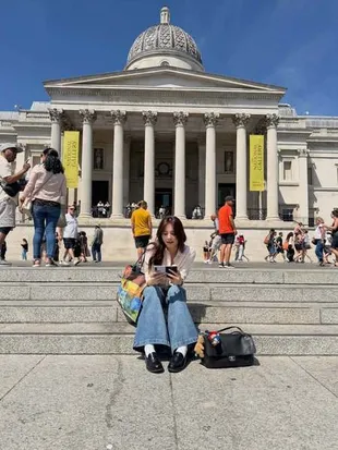 Potret Zee Asadel Nikmati Seni di The National Gallery London