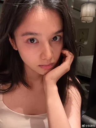 Potret Zhang Jingyi di Update Weibo Terbaru yang Tampil Bareface, Aura Cantiknya Tetap Terpancar