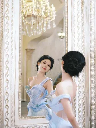 Potret Zhang Ruonan dengan Gaun Megah Bertema Klasik Tapi Tetap Glamour, Cantiknya Nembus Layar