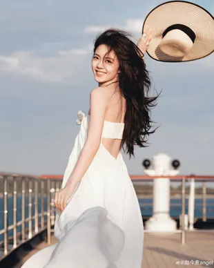 Potret Zhao Jinmai Dalam Update Weibo Terbaru, Santai Elegan di Kapal Yacht Mewah 