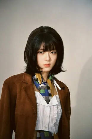 Potret Zhao Jinmai Tampil Playfull di Pemotretan Terbarunya